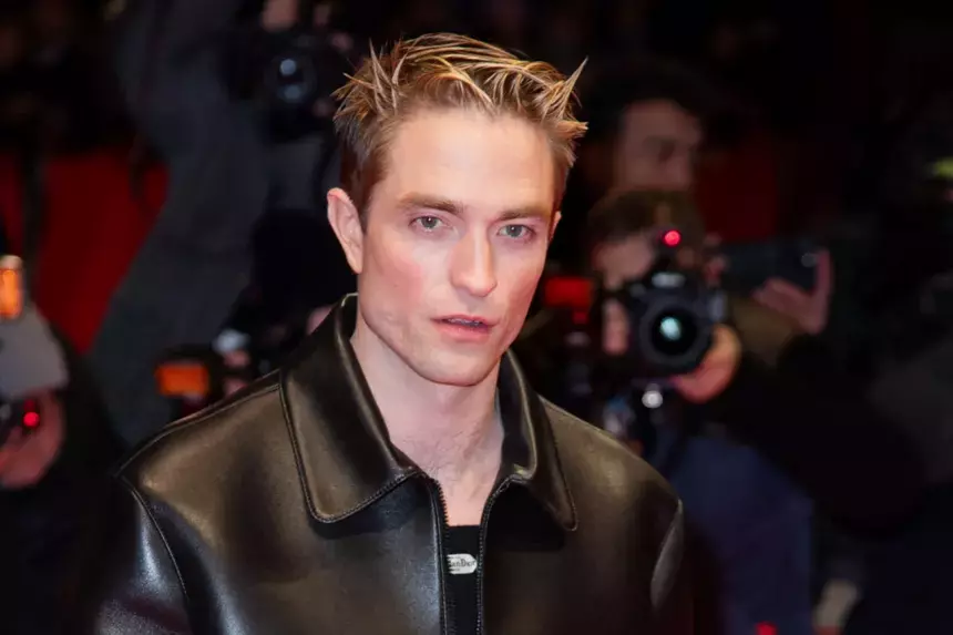 38-летнего актера Роберта Паттинсона заметили с женой и дочкой в Лос-Анджелесе