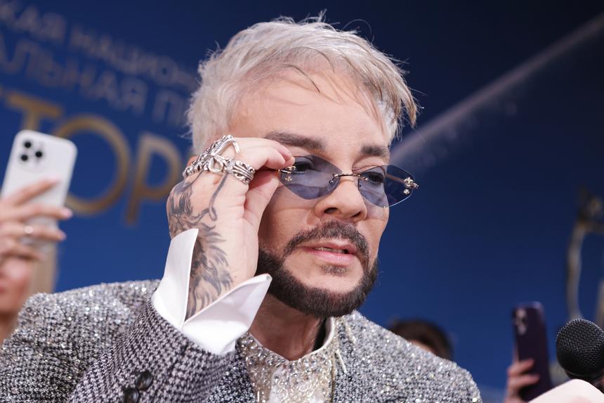 Филипп Киркоров признался, что смерть отца «выбила из строя» и он прервал съемки