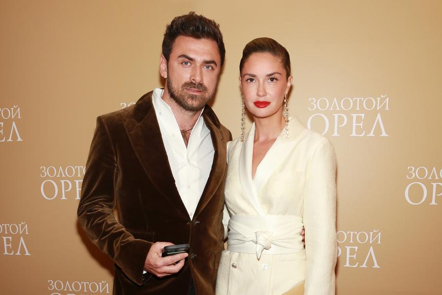 Актриса Агата Муцениеце появилась с Петром Дрангой на кинопремьере