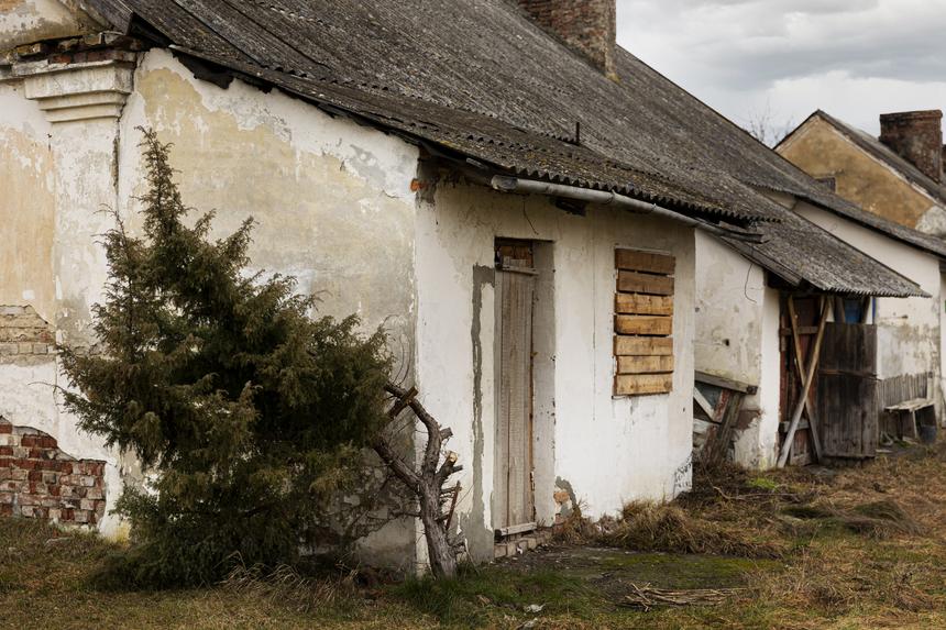 Брат Егора Летова выступил в полуразрушенной деревне в ЛНР, несмотря на страх