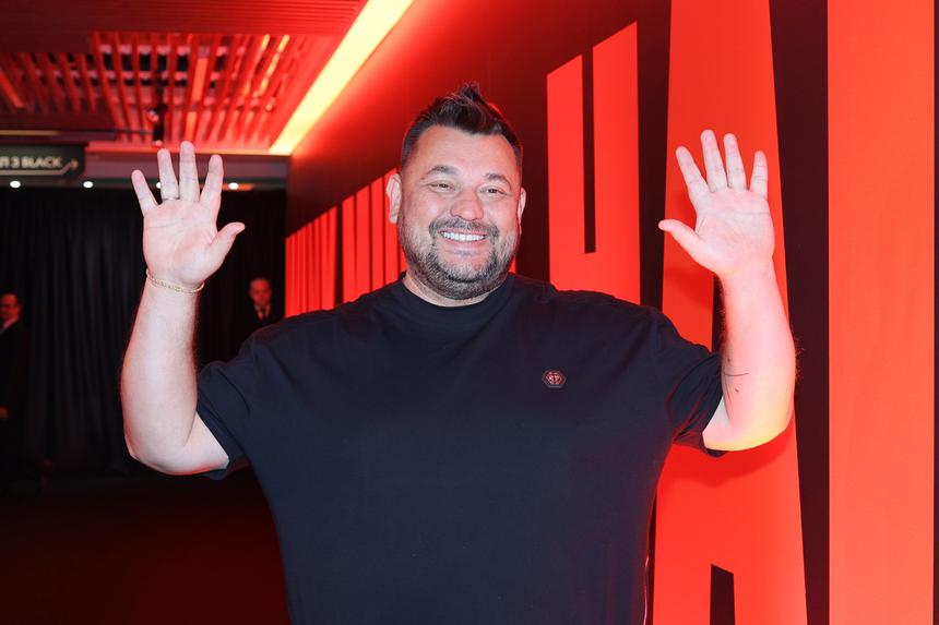 Певец Сергей Жуков рассказал, что сюрпризы помогают сохранить романтику в браке