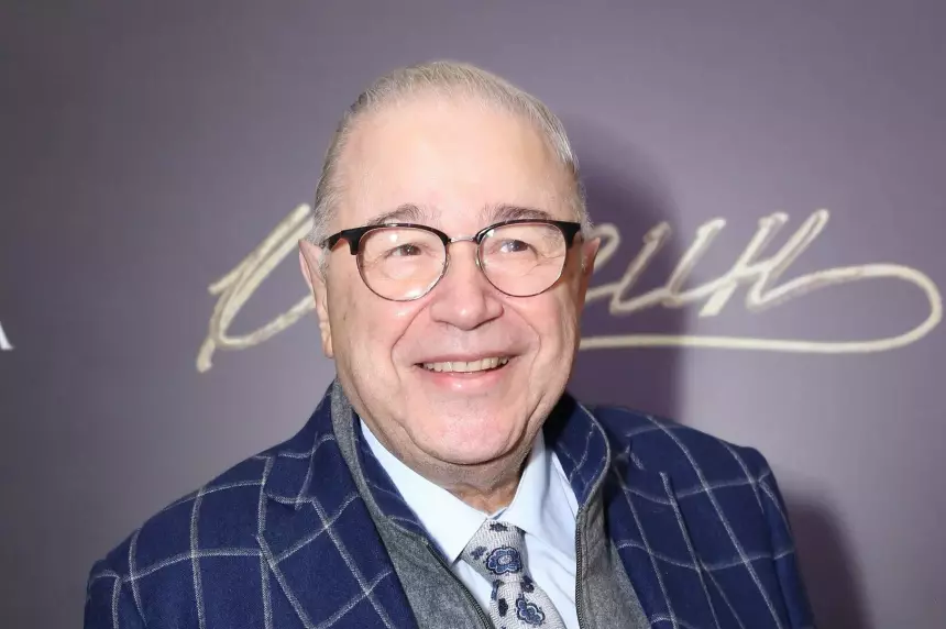 79-летнего Евгения Петросяна заподозрили в романе с молодой девушкой