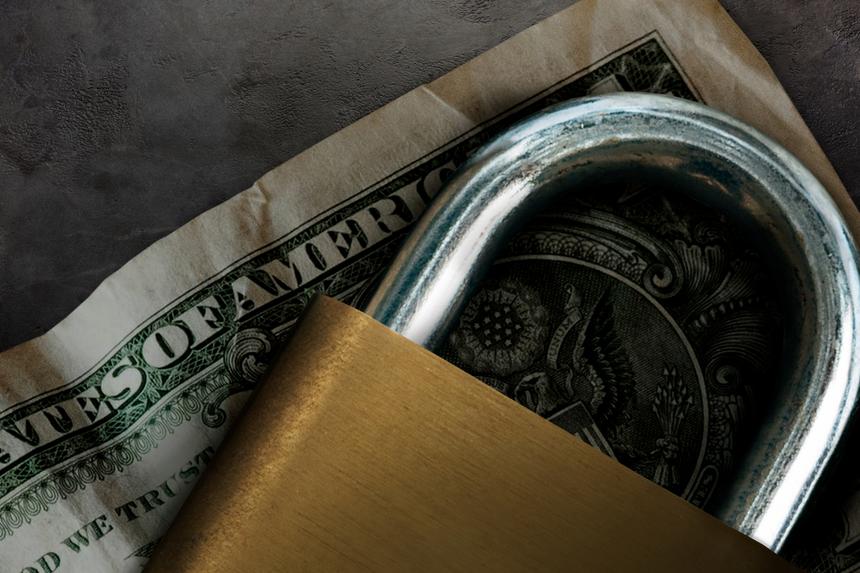 Писатель Иванец сообщил, что Тарховых хотят хоронить на найденные в сейфе 2,3 млн