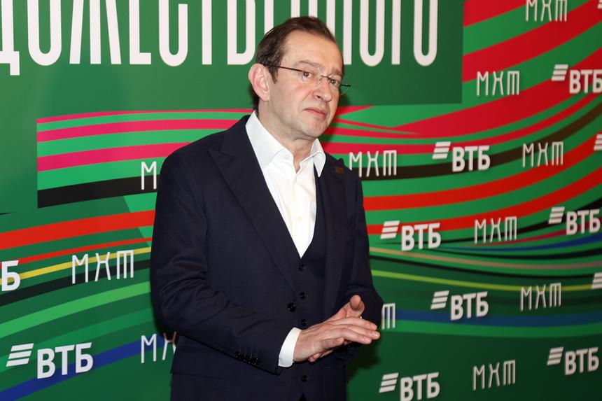 «Дать возможность молодому человеку»: Хабенский объяснил, зачем проводит премию МХТ