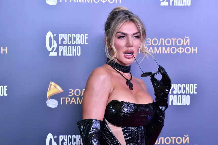 Часто посещает футбольные матчи: Анну Седокову заподозрили в новом романе