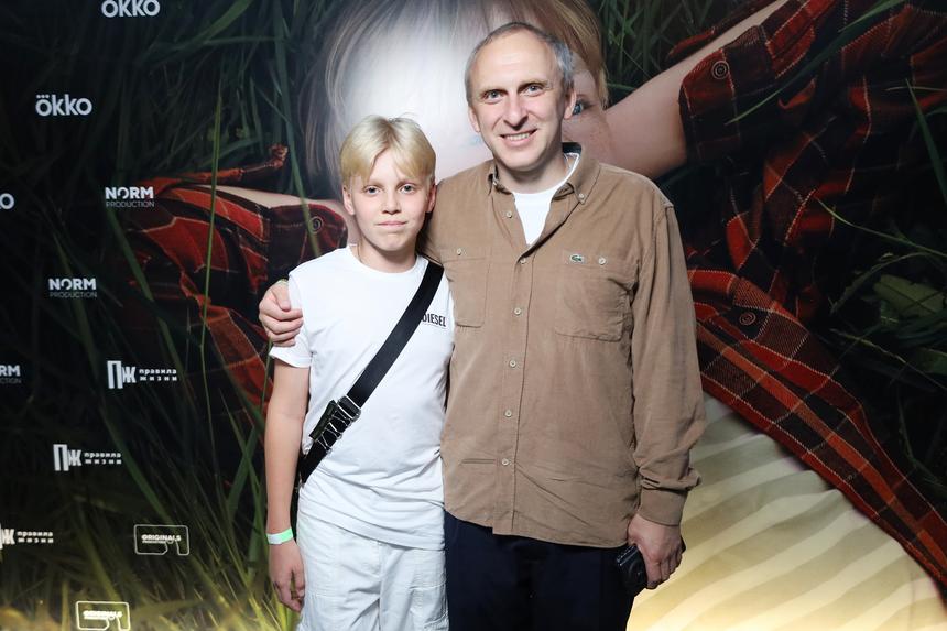 Гавр Гордеев из Comedy Club появился на премьере вместе с женой и тремя детьми