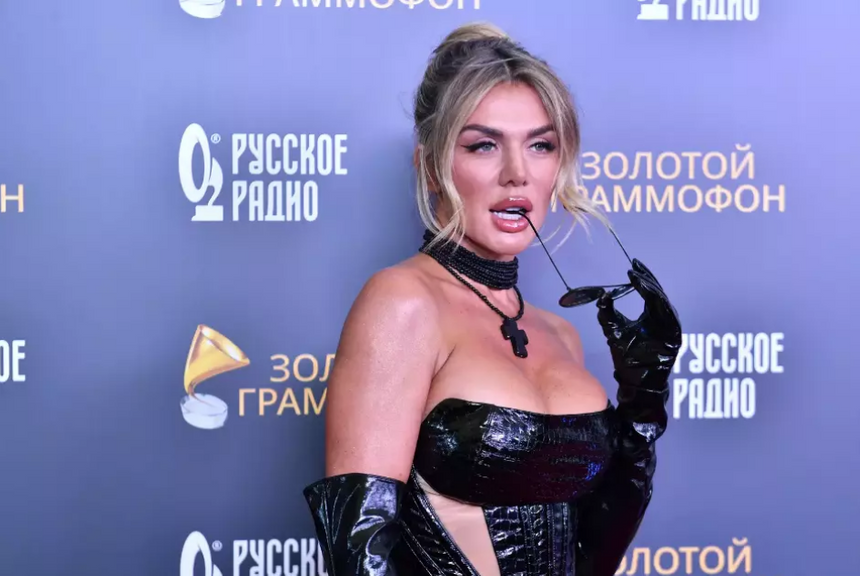 Анна Седокова заинтриговала поклонников снимком с неизвестным мужчиной