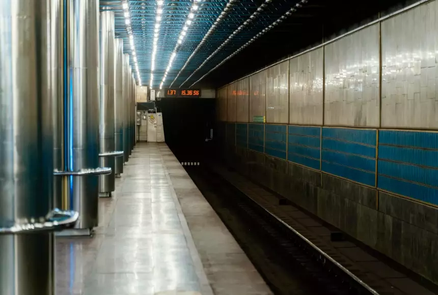 В Москве женщина толкнула знакомого на прибывающий поезд метро