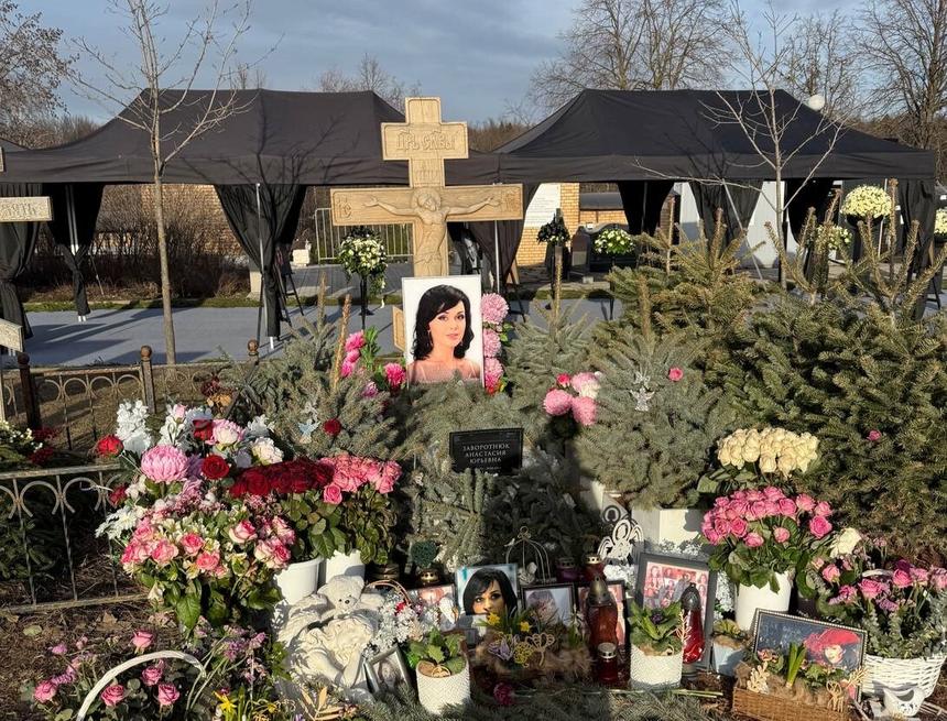 Возложил несколько букетов роз: Петр Чернышев приехал на могилу Анастасии Заворотнюк в ее день рождения