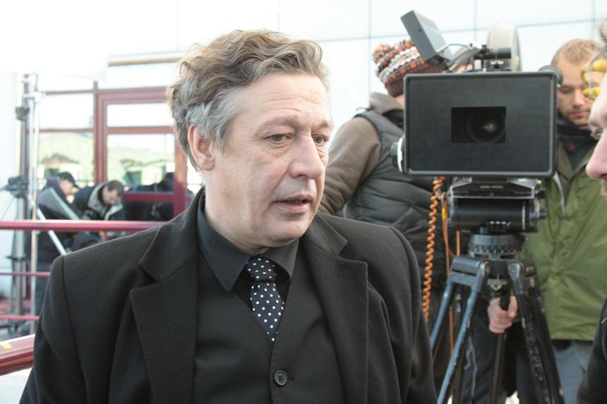 «Отбивать атаку» журналистов: семья освобожденного по УДО Михаила Ефремова наймет охрану возле дома актера