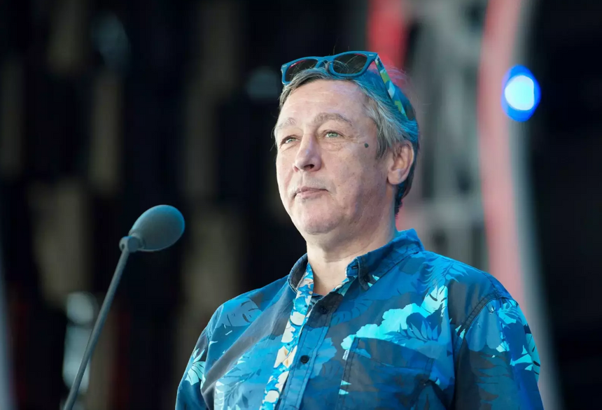 «Чувствую себя не очень»: Михаил Ефремов приехал в свою московскую квартиру и пообщался с прессой