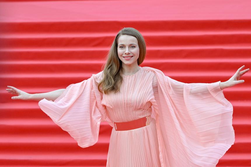 Актриса Гусева почтила память погибшего год назад певца Евгения Кунгурова