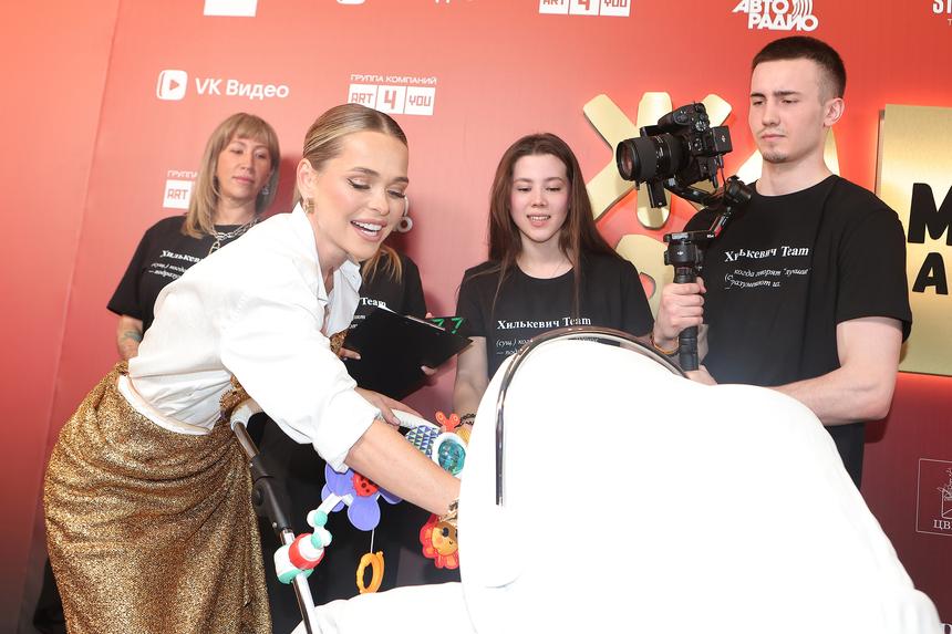 «Женщины – они все супервуман»: Анна Хилькевич устроила перформанс с коляской на красной дорожке