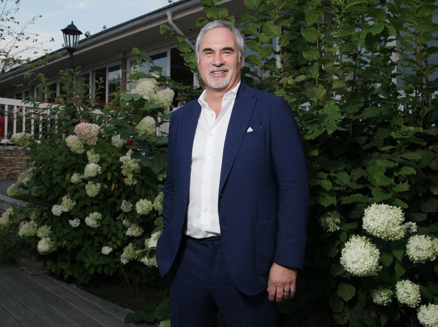 Директор Меладзе прокомментировал слухи о планах певца дать большой концерт в России