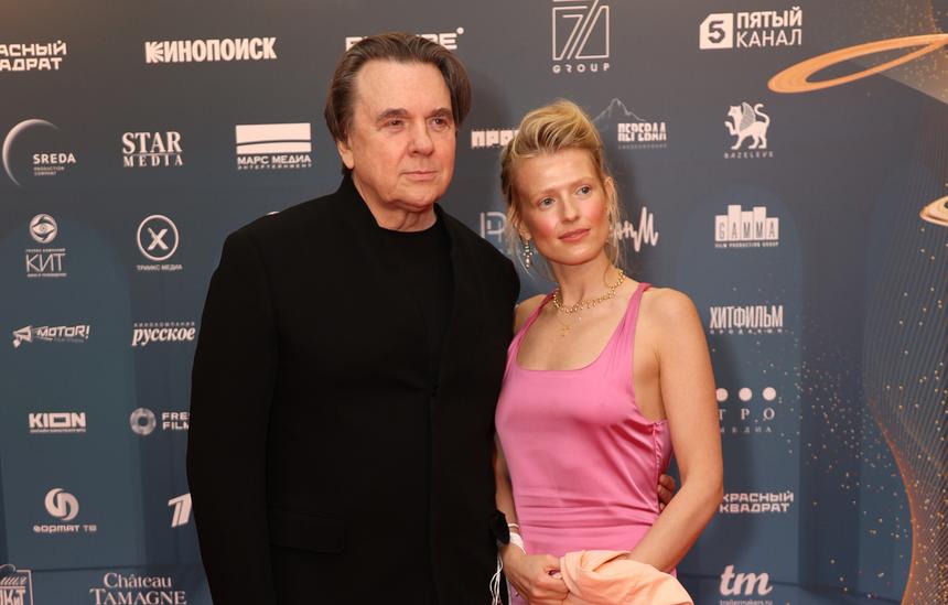 Актриса Софья Эрнст перестала скрывать лицо четырехлетнего сына Льва