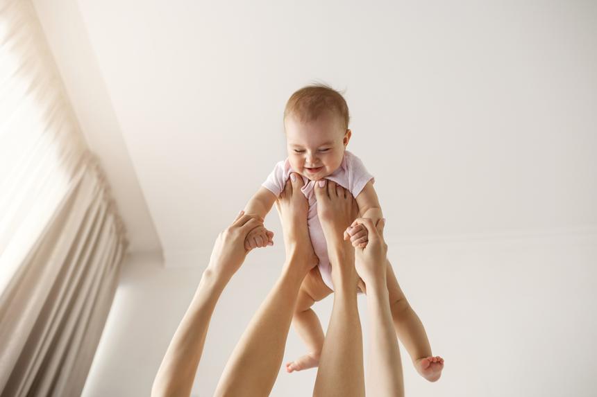 Няня куда-то пропала: женщина оставила дочку с подругой, а после нашла ребенка мертвым