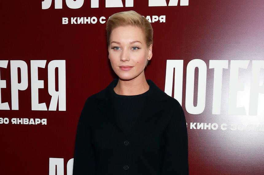 «На фоне переполоха улетала»: Кристина Асмус покинула страну после скандала на съемочной площадке