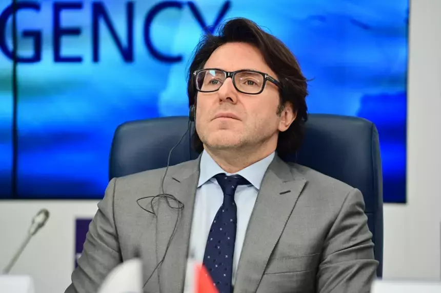 Телеведущий Андрей Малахов пришел на прощание с Церетели с букетом белых цветов