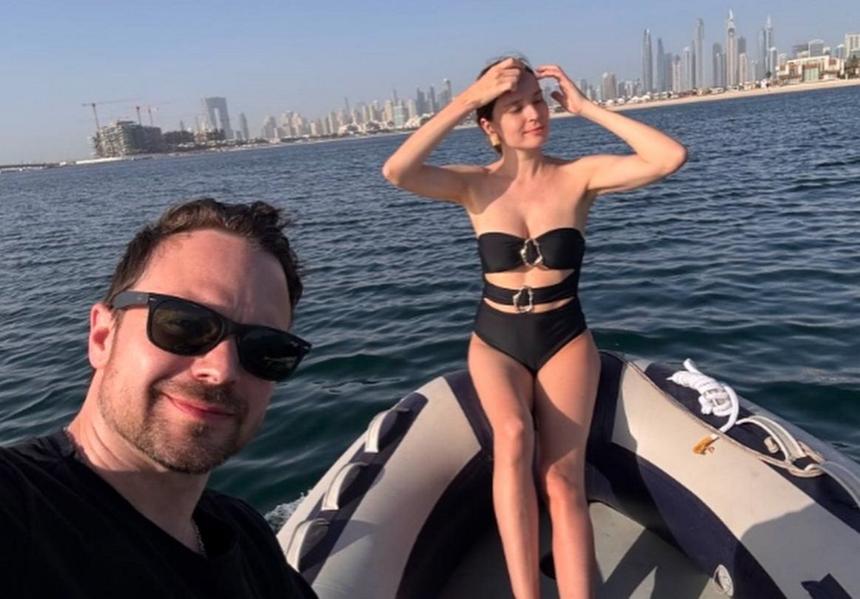 Жена Алексея Чадова показала фигуру в купальнике спустя полгода после родов