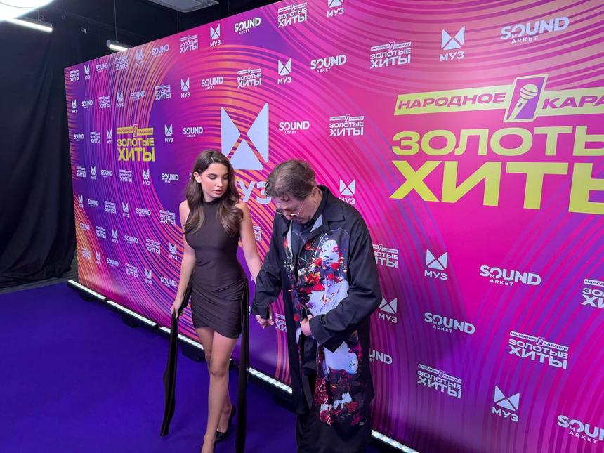 Не Аврора: Григорий Лепс появился на красной дорожке в обнимку с молодой девушкой