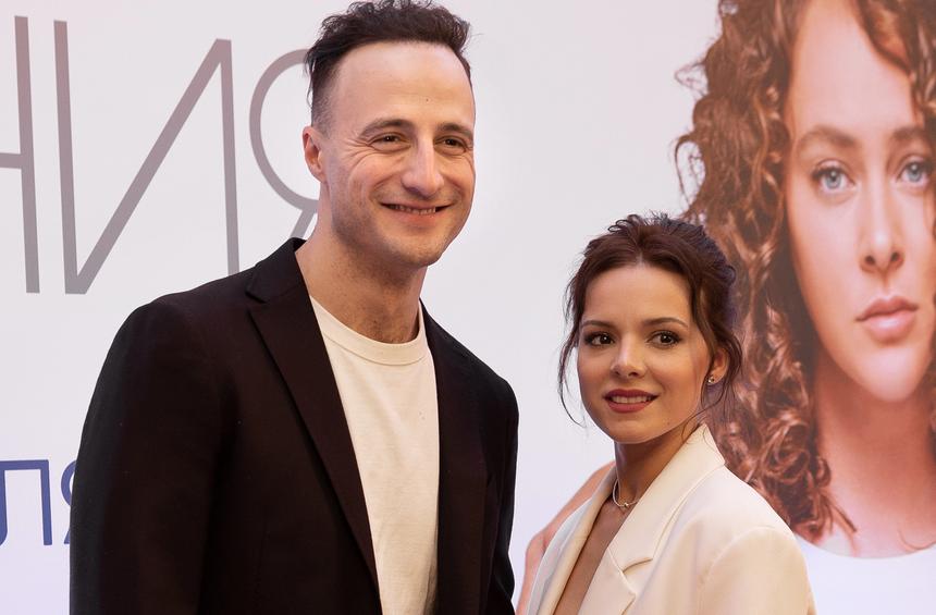 «Мужу тоже пишут поклонницы»: Анна Глаубэ рассказала о ревности в браке с Павлом Левкиным