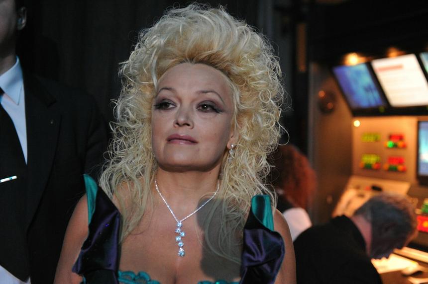 Ворвалась на сцену и схватила за шею: на Надежду Кадышеву напали на концерте в Иванове