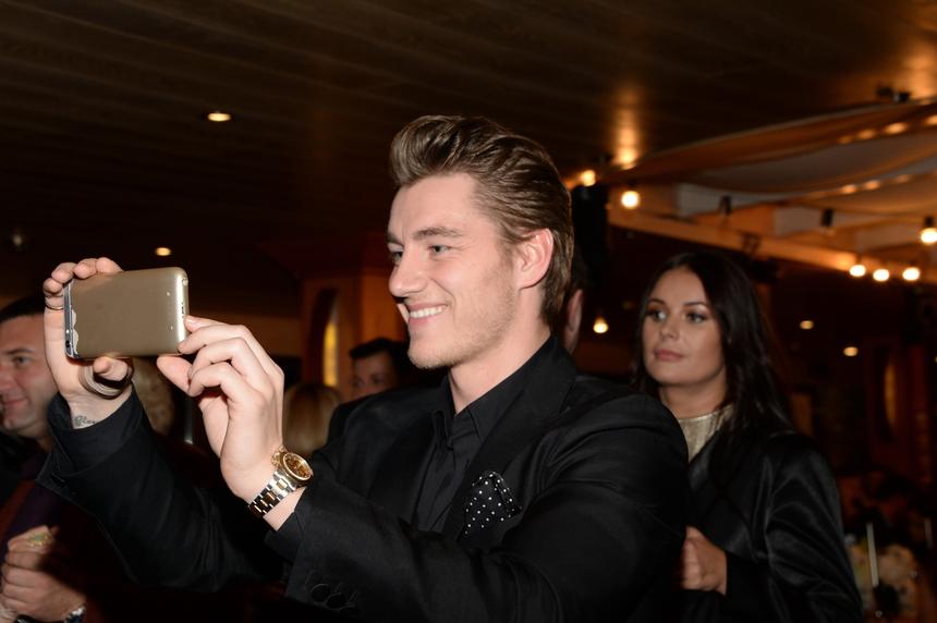 На сайте российского посольства нашли первое фото певца Алексея Воробьева с женой