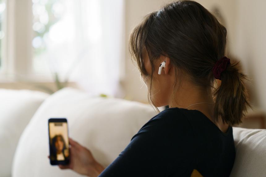 Блогерша получила ножевые ранения в прямом эфире: подписчики в панике вызвали врачей