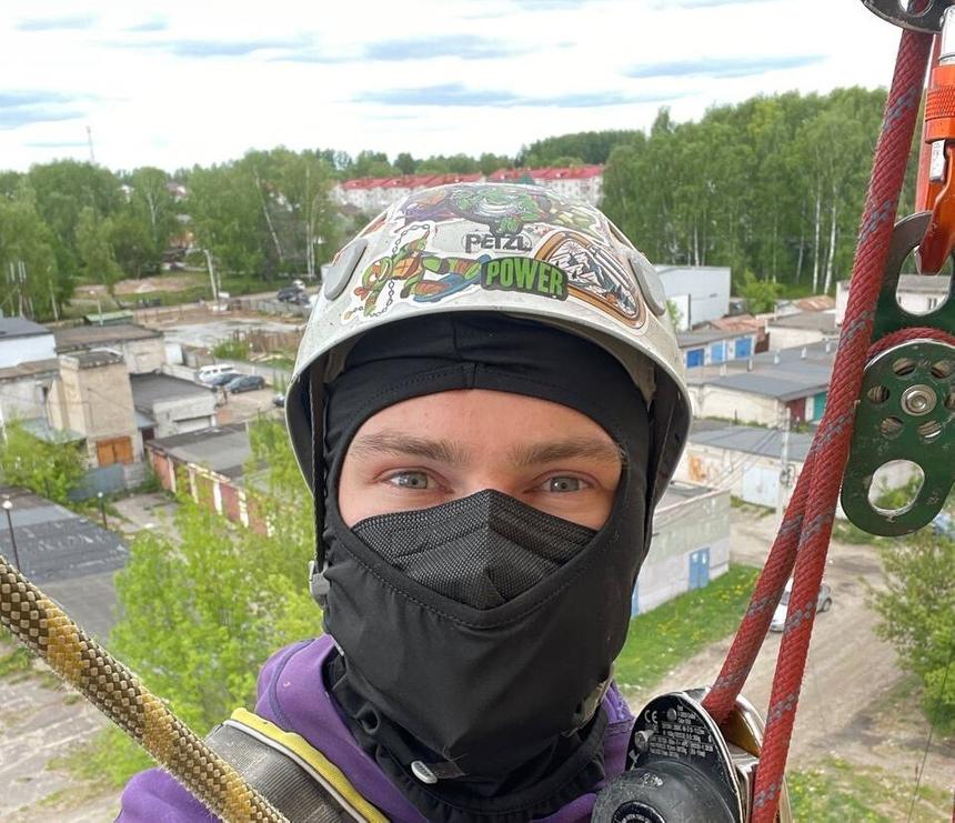 «Человек полетит вниз»: промышленный альпинист рассказал, в какую погоду нельзя работать на высоте