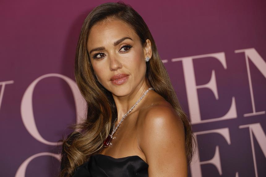 Джессику Альбу заметили с новым бойфрендом спустя три месяца после развода