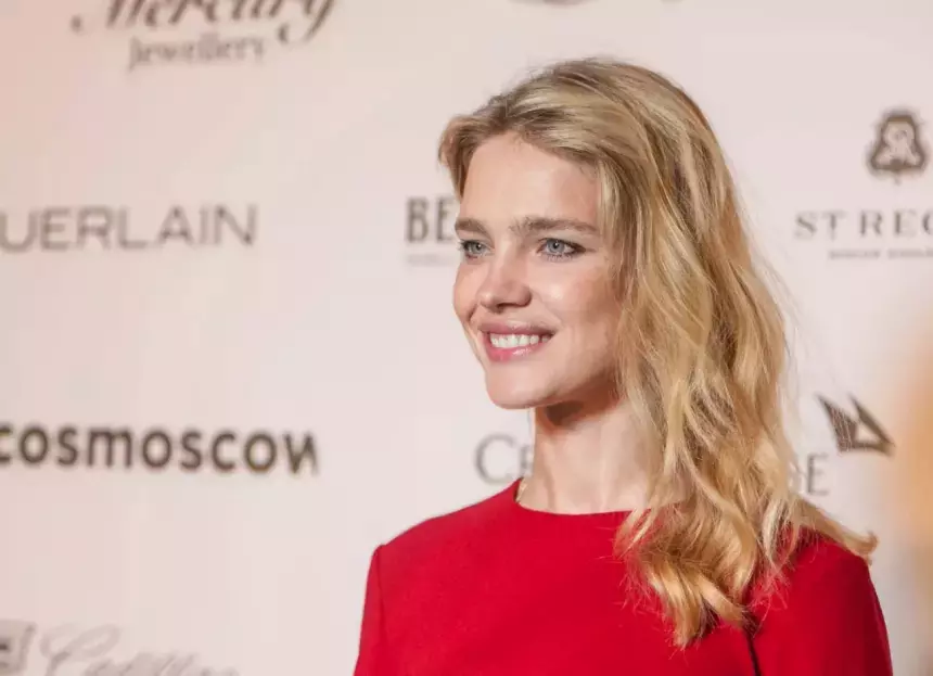 Модель Наталья Водянова вышла в свет в Риме с сыном Виктором от первого брака