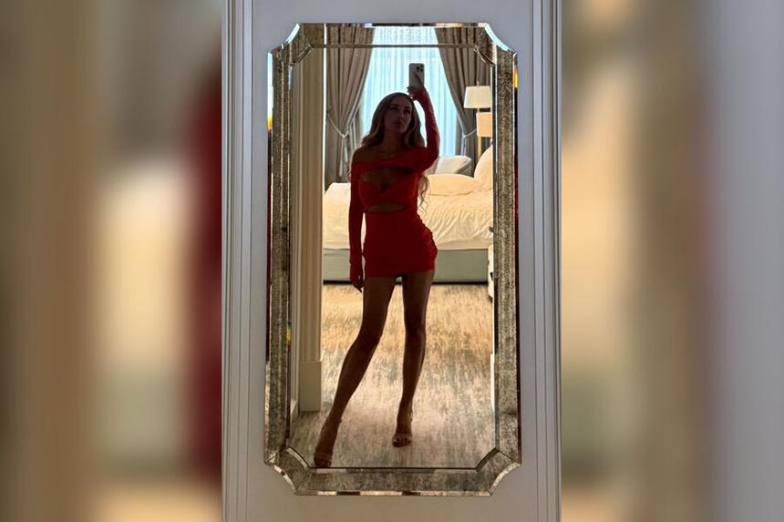 42-летняя певица Анна Седокова показала фигуру в мини-платье