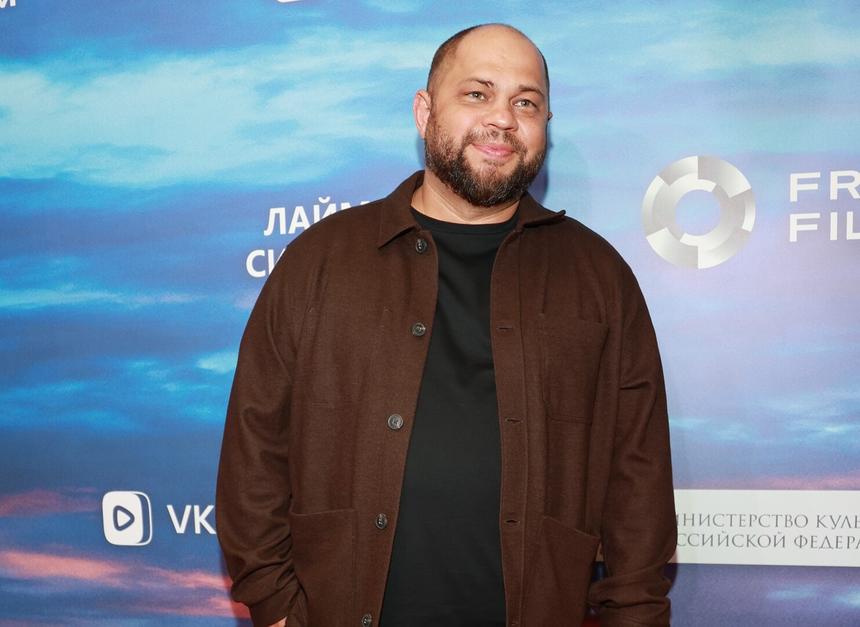 Юморист Роман Постовалов опроверг, что жена соблазнила его в молодом возрасте