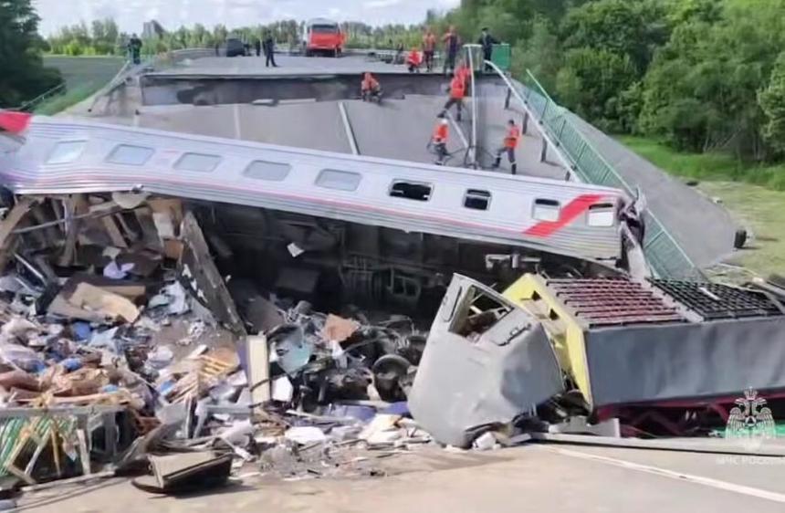 Двое ее детей госпитализированы: женщина-врач погибла в результате подрыва моста и крушения поезда под Брянском