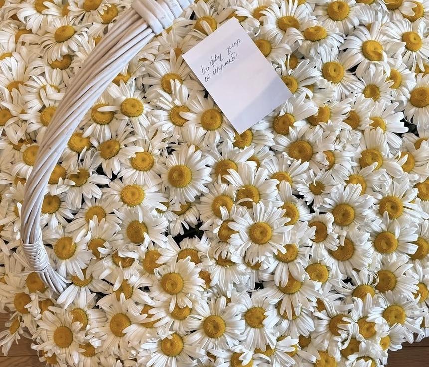 Записка с надписью на армянском языке: Валя Карнавал похвасталась новым подарком от тайного возлюбленного