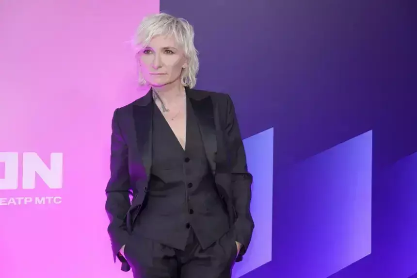 Диана Арбенина прокомментировала падение на концерте в Санкт-Петербурге