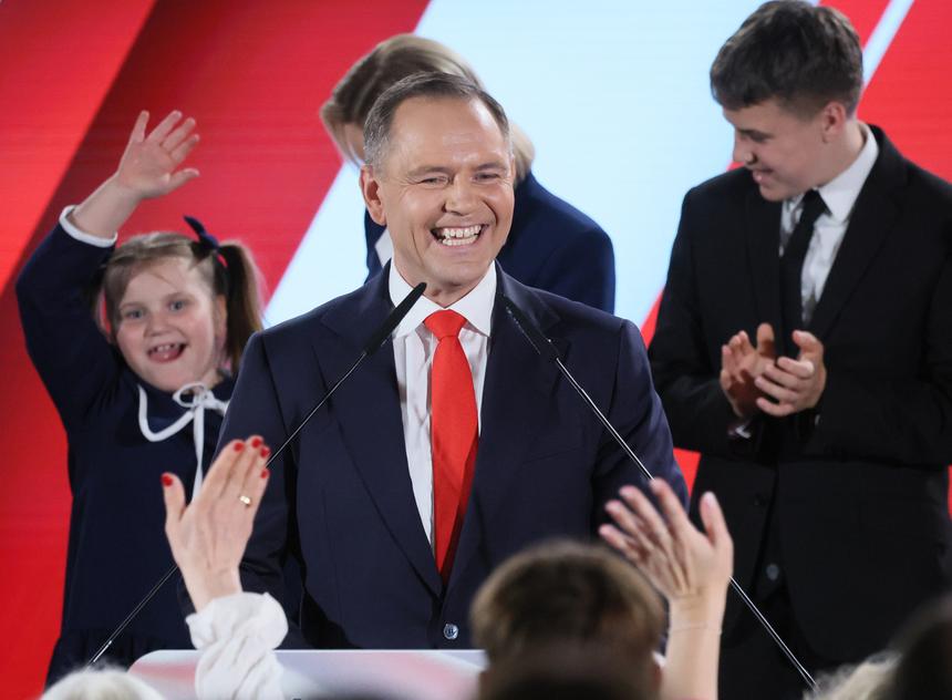 Участие в драках и скандал на дебатах: чем известен новый президент Польши Навроцкий