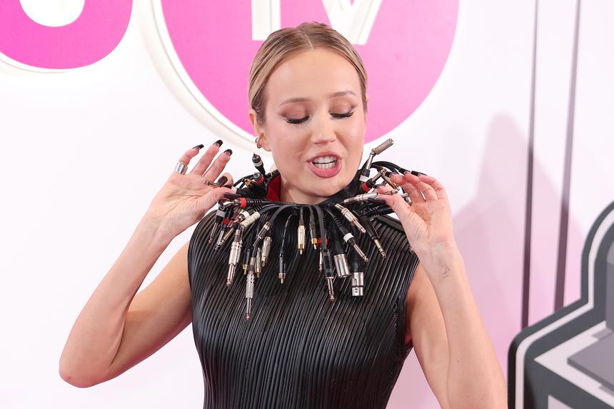 «Разбила лоб об стекло»: Клава Кока получила травму на концерте