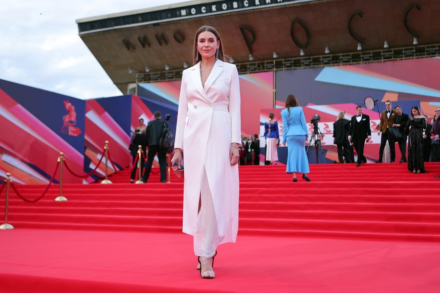 «Я уже ничего не могу ей дать»: Любовь Толкалина призналась в чувстве вины перед дочкой