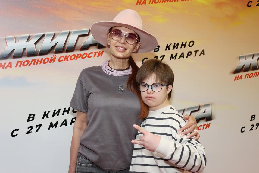 Эвелина Бледанс надела большие красные крылья в Кремле