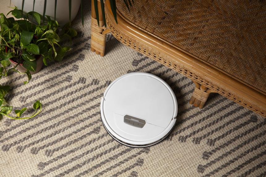 Оставила включенным в сеть на 18 часов: женщина лишилась дома из-за робота-пылесоса