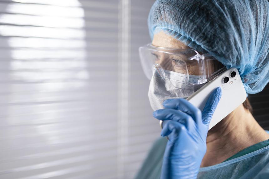 Женщина выжила благодаря грудным имплантам после 20 ударов ножом на парковке торгового центра