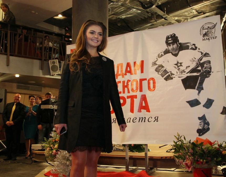 Черное платье и серьги с жемчугом: как сейчас выглядит 42-летняя Алина Кабаева