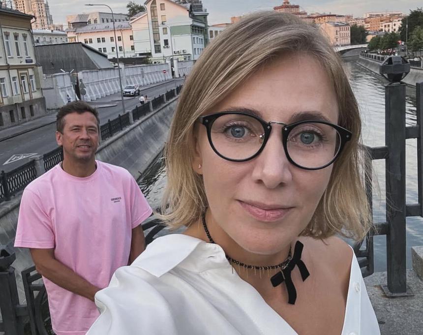 «Не надо придумывать»: жена Андрея Мерзликина вышла на связь после новостей об измене мужа