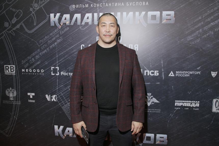 «Я четко разделяю публичность и жизнь вне сцены»: почему актер Амаду Мамадаков прячет семью от общественности