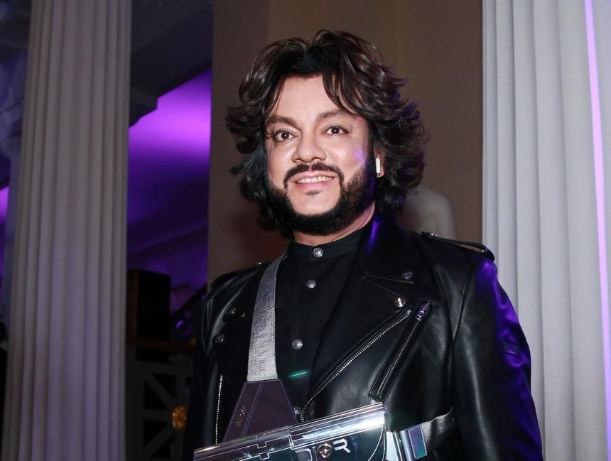 Филипп Киркоров показал поврежденную после ожога руку на встрече с Игорем Крутым