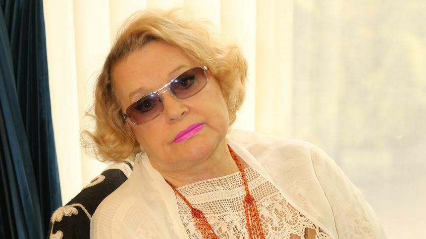 «На сцену ее вывозили в коляске»: тяжелобольная Валентина Талызина до последнего выходила на сцену