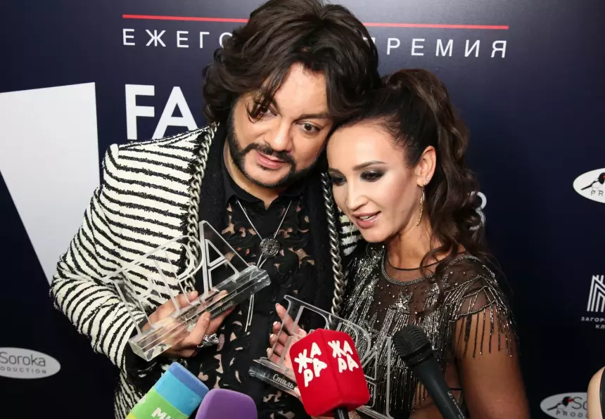 Дело кончилось поцелуем: Ольга Бузова облизала палец и вложила его в рот Филиппу Киркорову