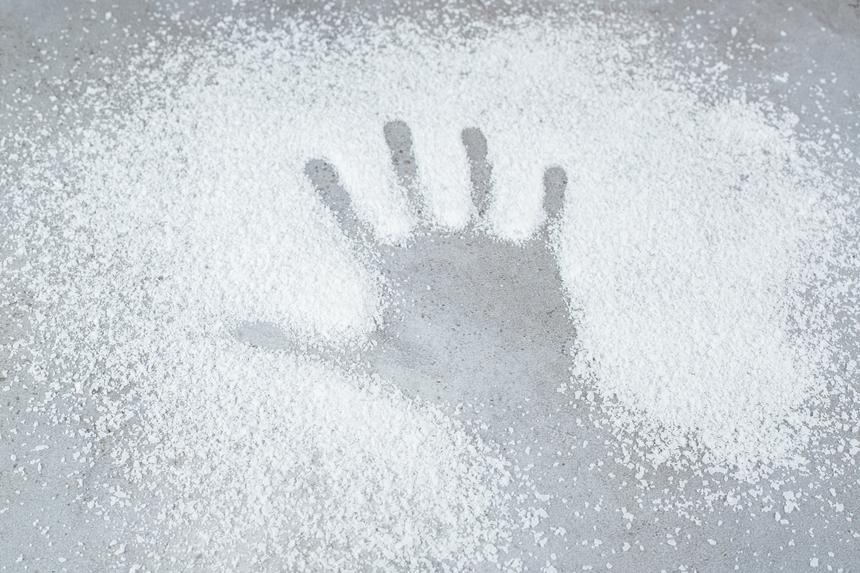 Размером почти с куриное яйцо: дачнику пробило голову градом, когда он спасал урожай