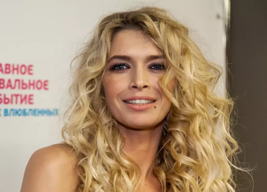 «Будто она русским не владеет»: 15-летняя дочь Веры Брежневой перепела знаменитую маму